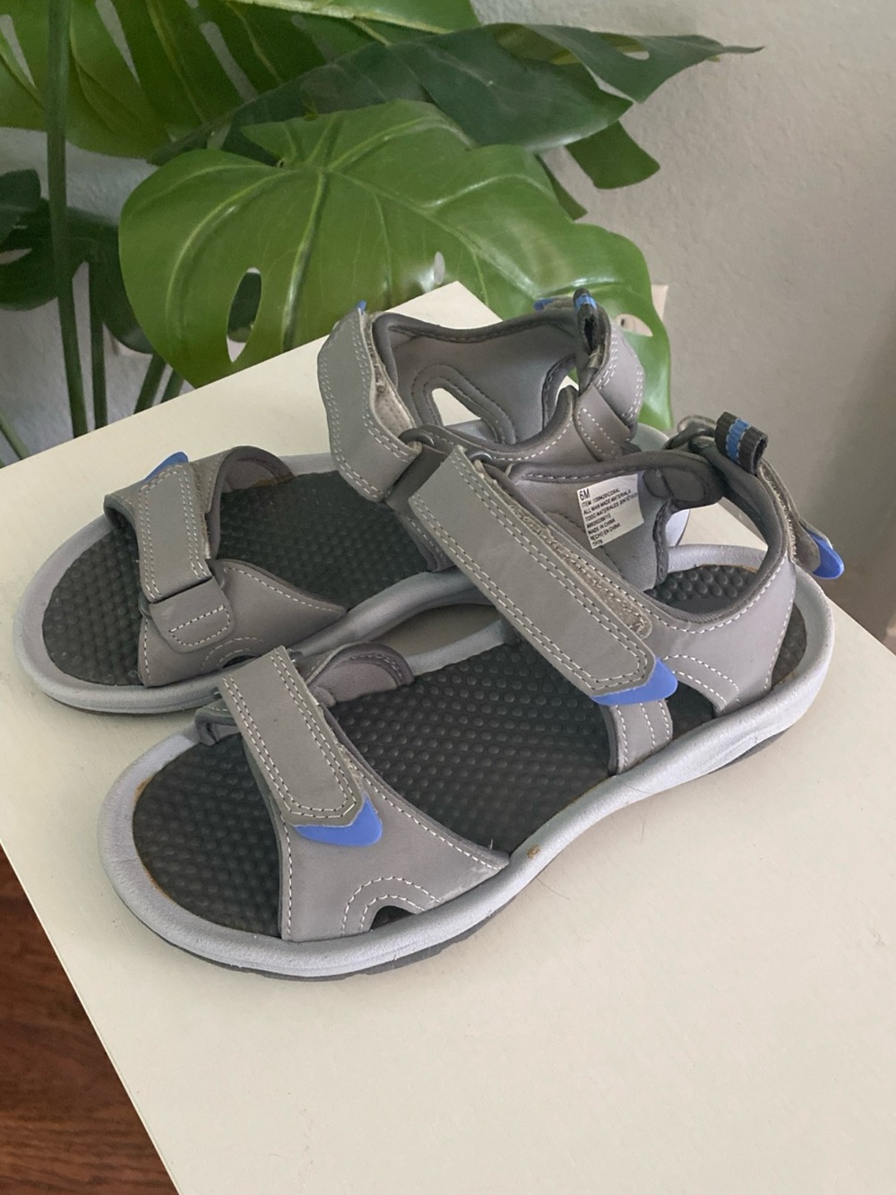Khombu Women's River Sandals i size 6